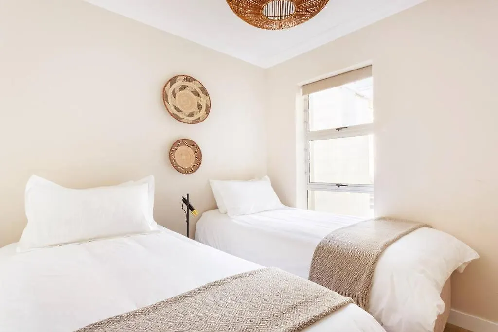 Dolphin Beach Cabana Luxe Beach Cabana Voor 4 Personen Direct Aan Het Strand Table View