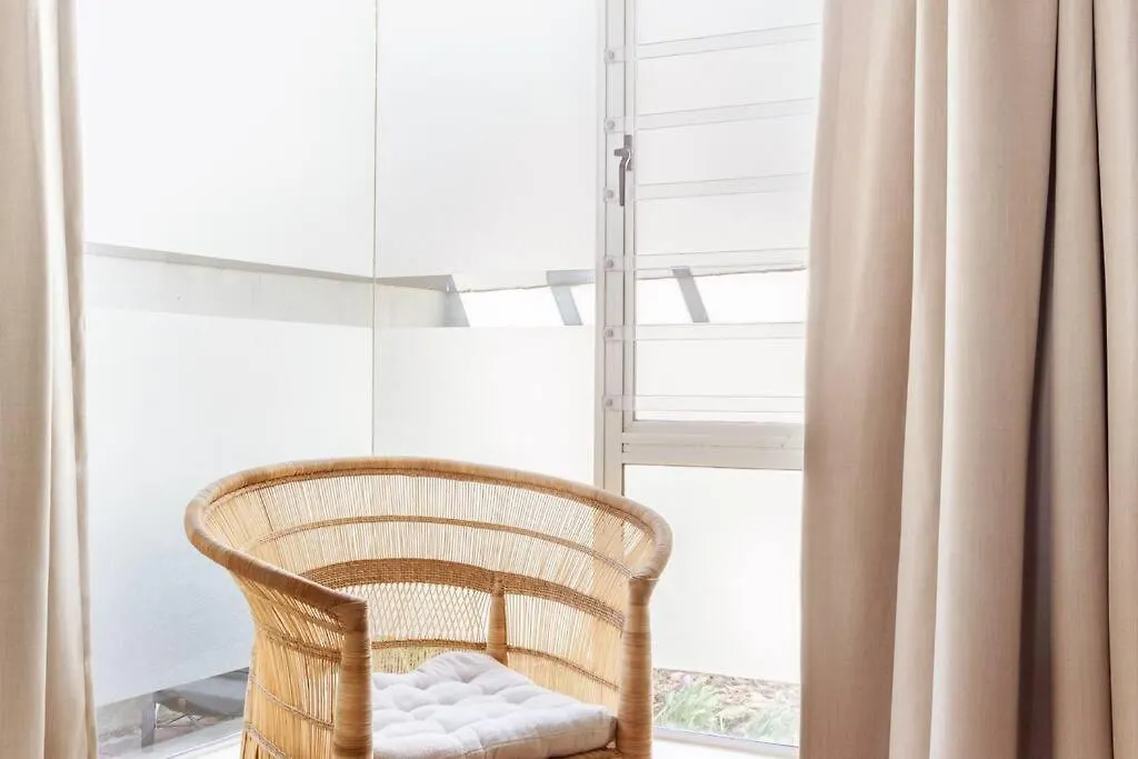 Dolphin Beach Cabana Luxe Beach Cabana Voor 4 Personen Direct Aan Het Strand Table View 0*,